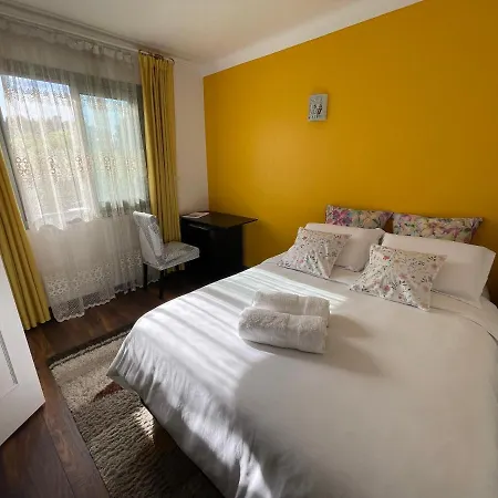 Charming Ac 2-bedroom Center Family, Couples Friendly Apartment