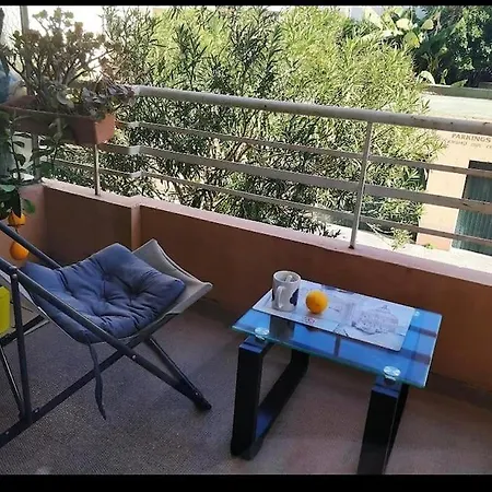 Charming Ac 2-bedroom Center Family, Couples Friendly Apartment