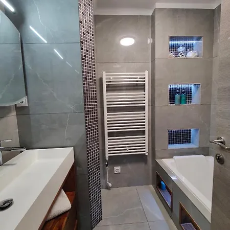 Charming Ac 2-bedroom Center Family, Couples Friendly 아파트 *