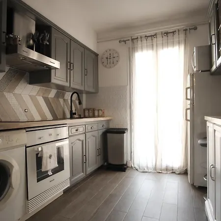 Apartment Charming Ac 2-bedroom Center Family, Couples Friendly